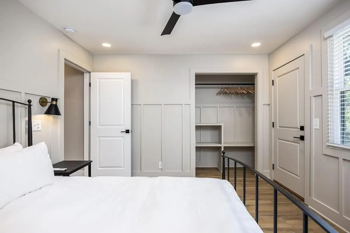 The Nomad: 4 1Brs 2 Studios 24-Guest Retreat Nashville Apartament