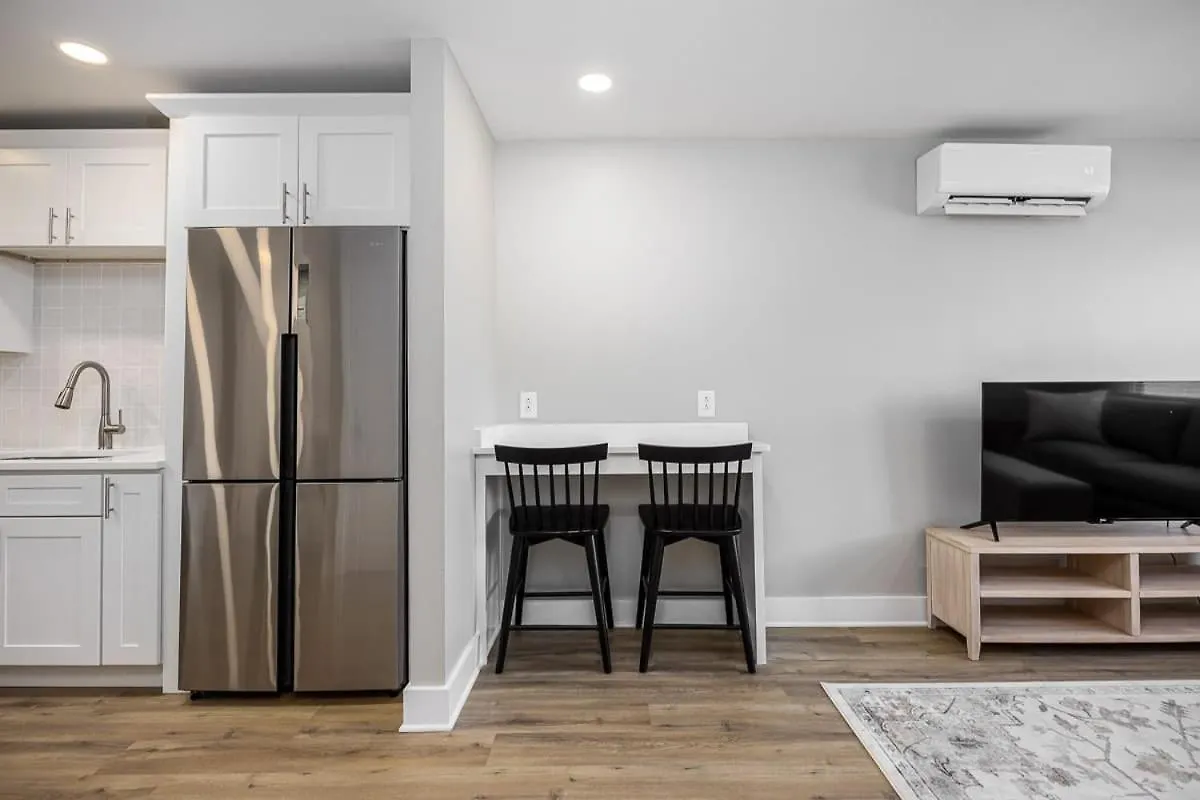 The Nomad: 4 1Brs 2 Studios 24-Guest Retreat Nashville
