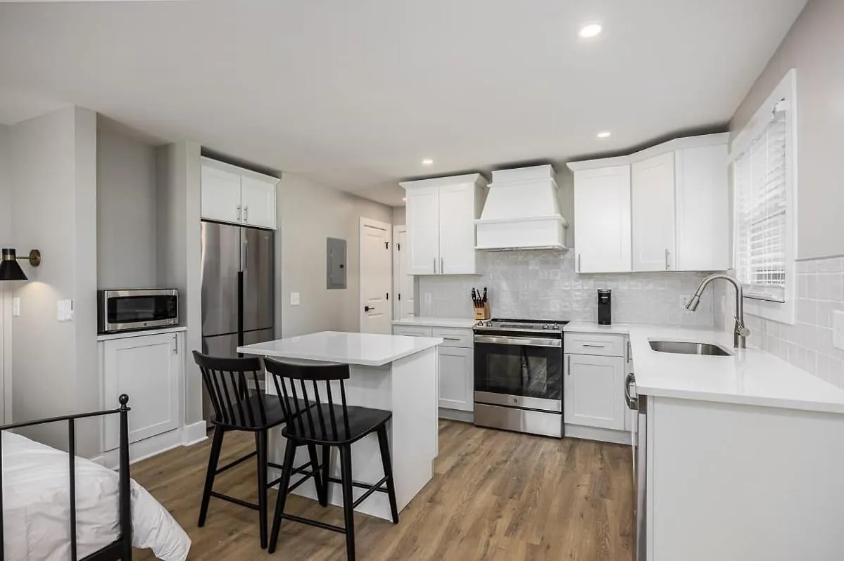 The Nomad: 4 1Brs 2 Studios 24-Guest Retreat Nashville