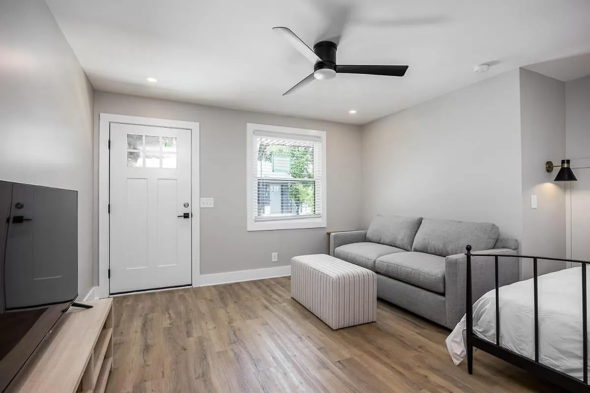 The Nomad: 4 1Brs 2 Studios 24-Guest Retreat Nashville Apartament