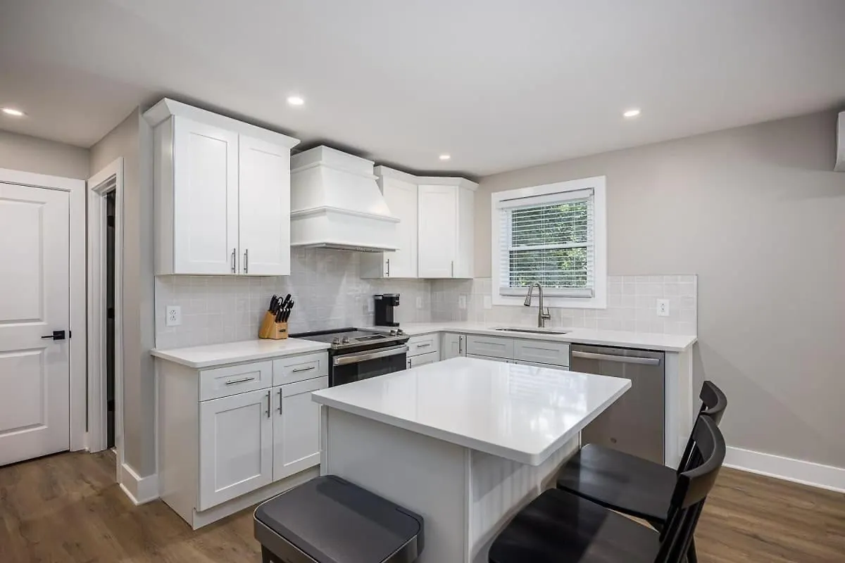 The Nomad: 4 1Brs 2 Studios 24-Guest Retreat Nashville Apartament